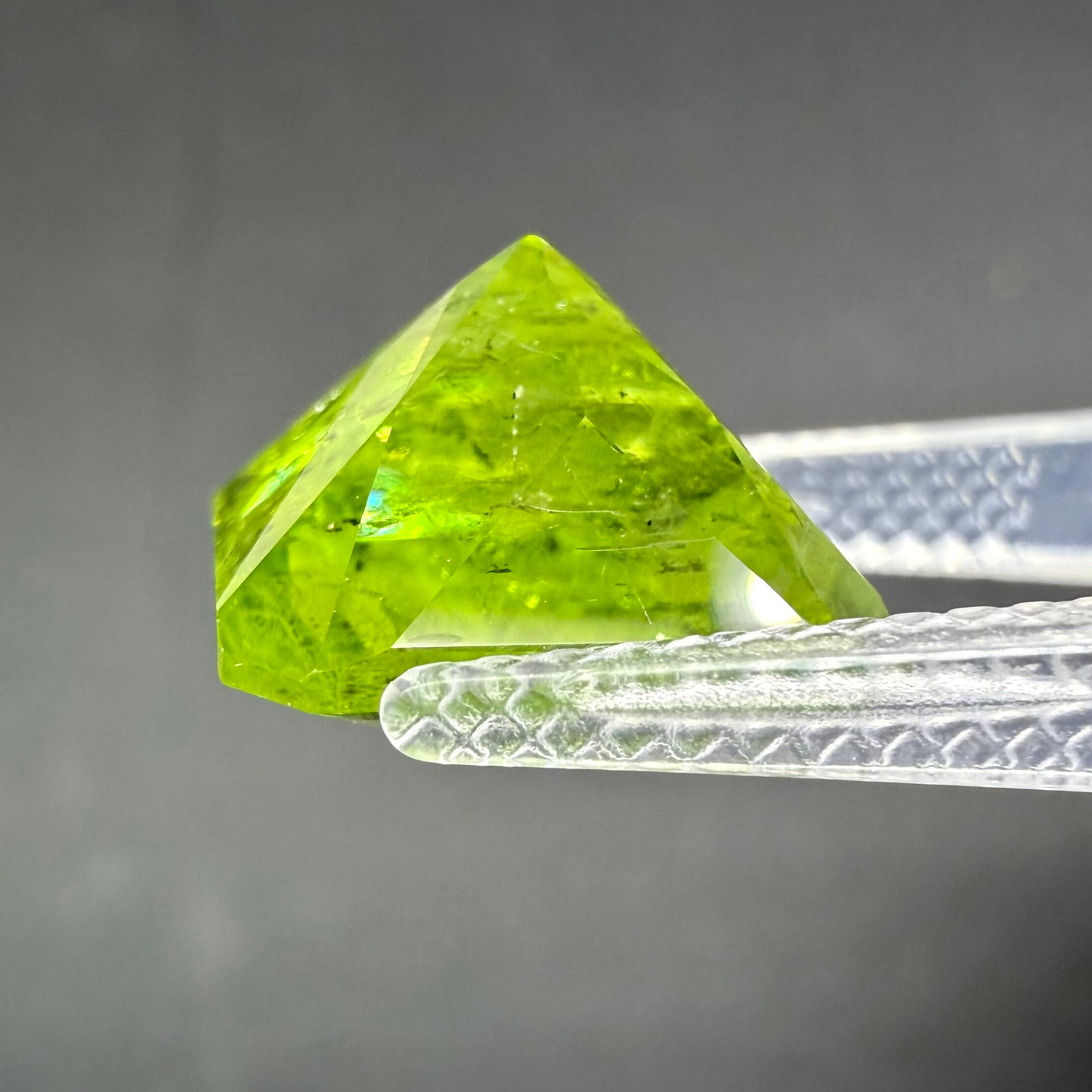 no.120 ペリドットと優しいインプレッションのラフラップ　一点物 チャイナ産 リリーパッドインペリドット 10.71ct 12.2×12.9×8.88mm