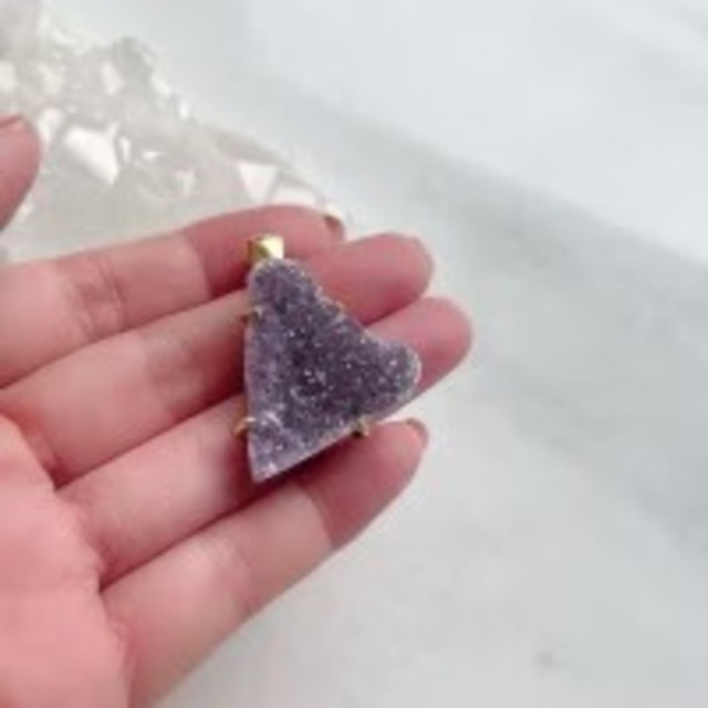 【モンサンミッシェルでアチューメント】【超美石】ブラジル産　アメジストクラスター（ミニ）　ペンダントトップ　4564