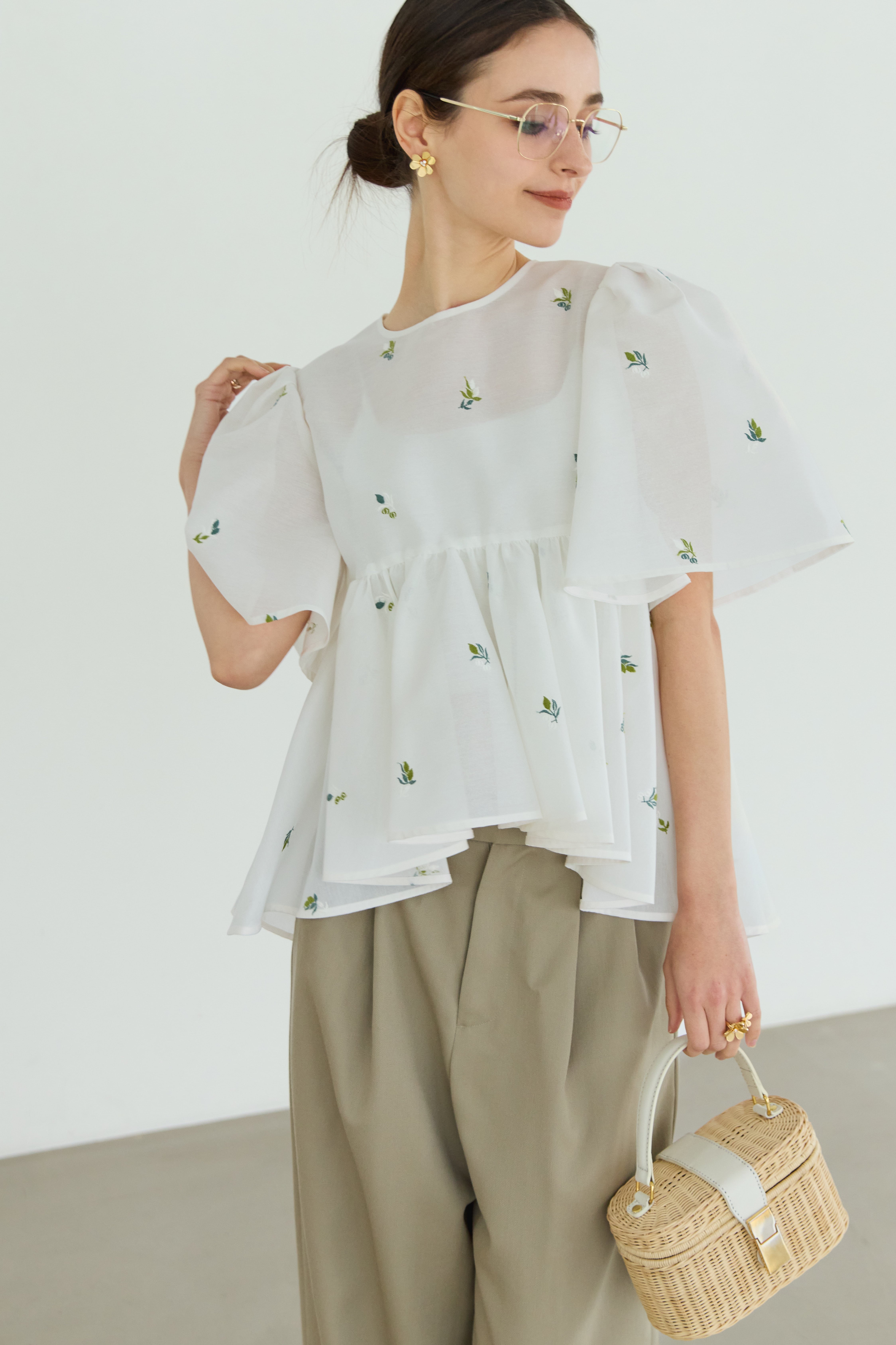 Bell sleeve embroidery blouse | Bluelea