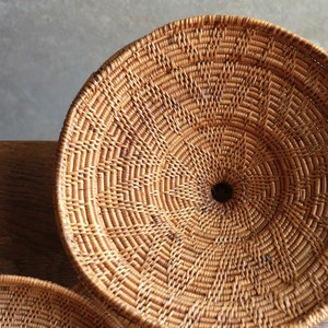 編み模様が美しい、とんがり帽子の小物入れ｜アタ 蓋付き小物入れ ラウンドバスケット