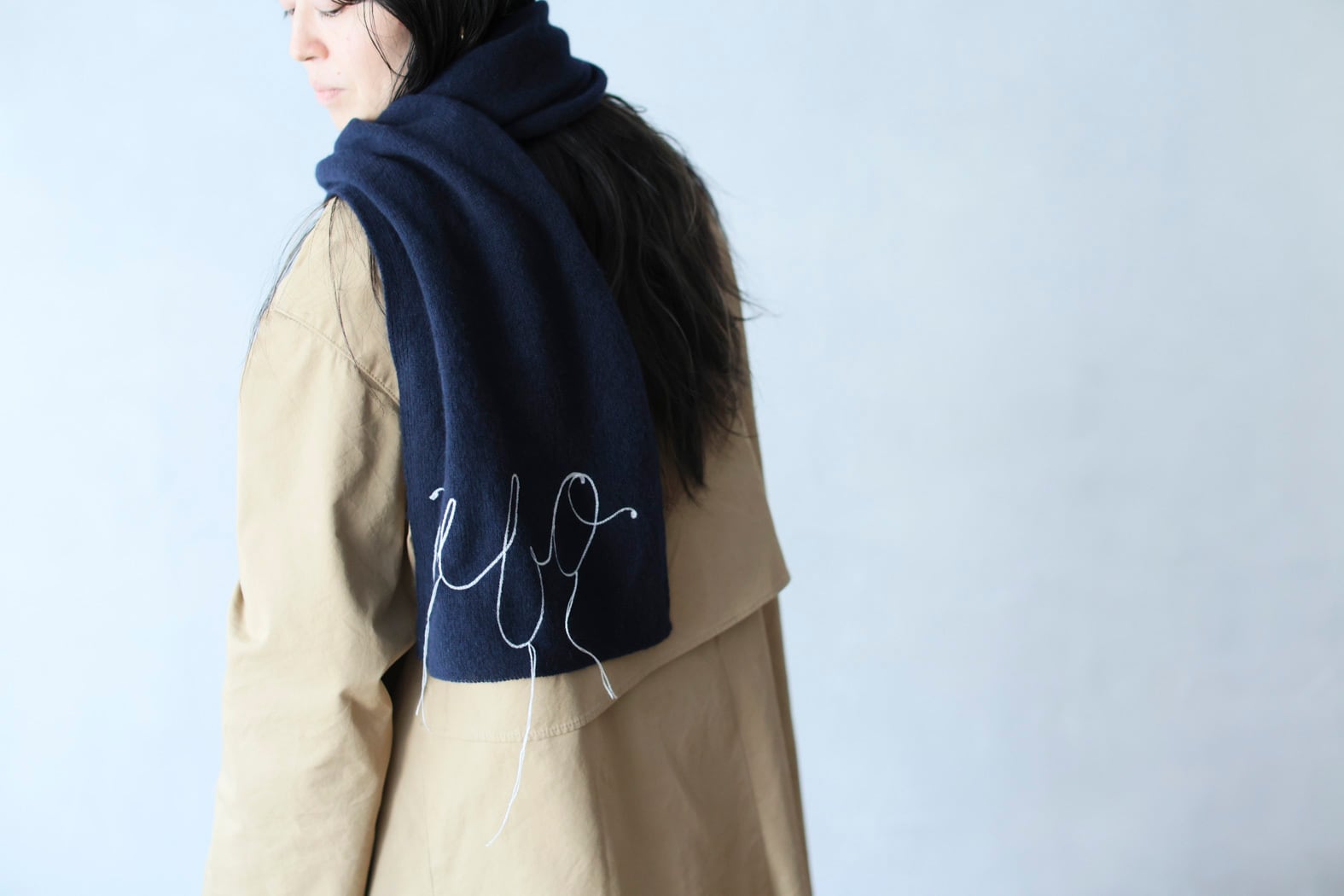 ネイビー+文字)Cashmere Letter mini stole | HOKOS