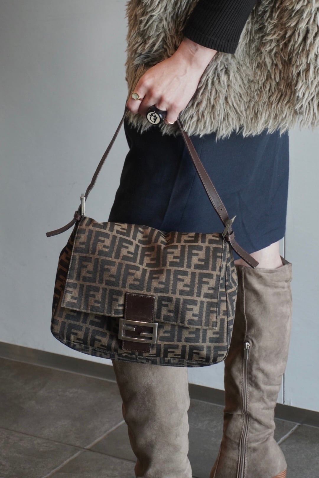 ♦️FENDI フェンディ♦️ ブラック ズッカ ショルダーバッグ　ヴィンテージ FENDI ズッカ ショルダーバッグ 楽天市場】FENDI フェンディ O Lock