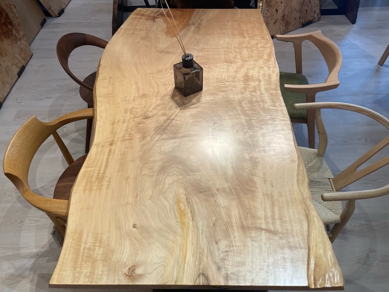 (爆安) 白栃　一枚板テーブル　杢あり　新品／未使用 白トチ一枚板テーブル|希少価値 - 一枚板専門店「木の店木楽」ー