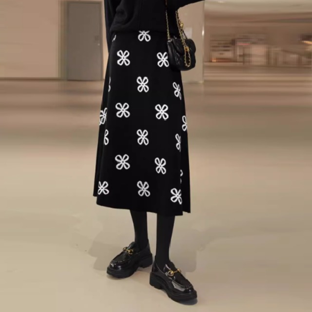 【送料無料】 ロングスカート 冬 フレア Aライン ニット 厚手 あったか かわいい 大人可愛い きれいめ カジュアル 大人 上品 おしゃれ お洒落 こなれ感 コンサバ系 ラフ ガーリー 花柄 ふわふわ ウエストゴム 伸縮性 30代 40代 レディース 女性用 ママ服 デート お出かけ お呼ばれ 休日 アウトドア お茶会 女子会 授業参観 誕生日会 着回し 普段使い ファッション コーデ スタイル 楽ちん 美脚 脚長 定番 着痩せ 垢抜け ブラック 大人カラー モノトーン