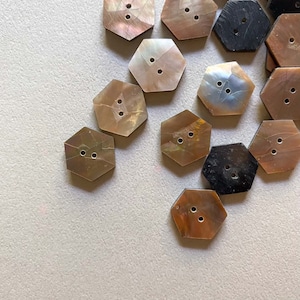 六角形のシェルボタン(17mm)