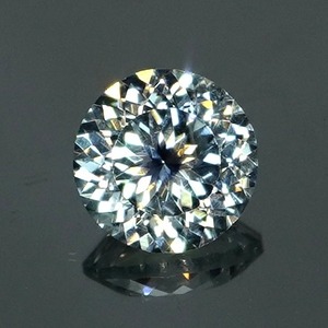 【Bright Brilliant Cut™️ “129 Facets” 】 静寂の中心に、淡青が灯る 0.73ct 天然サファイア