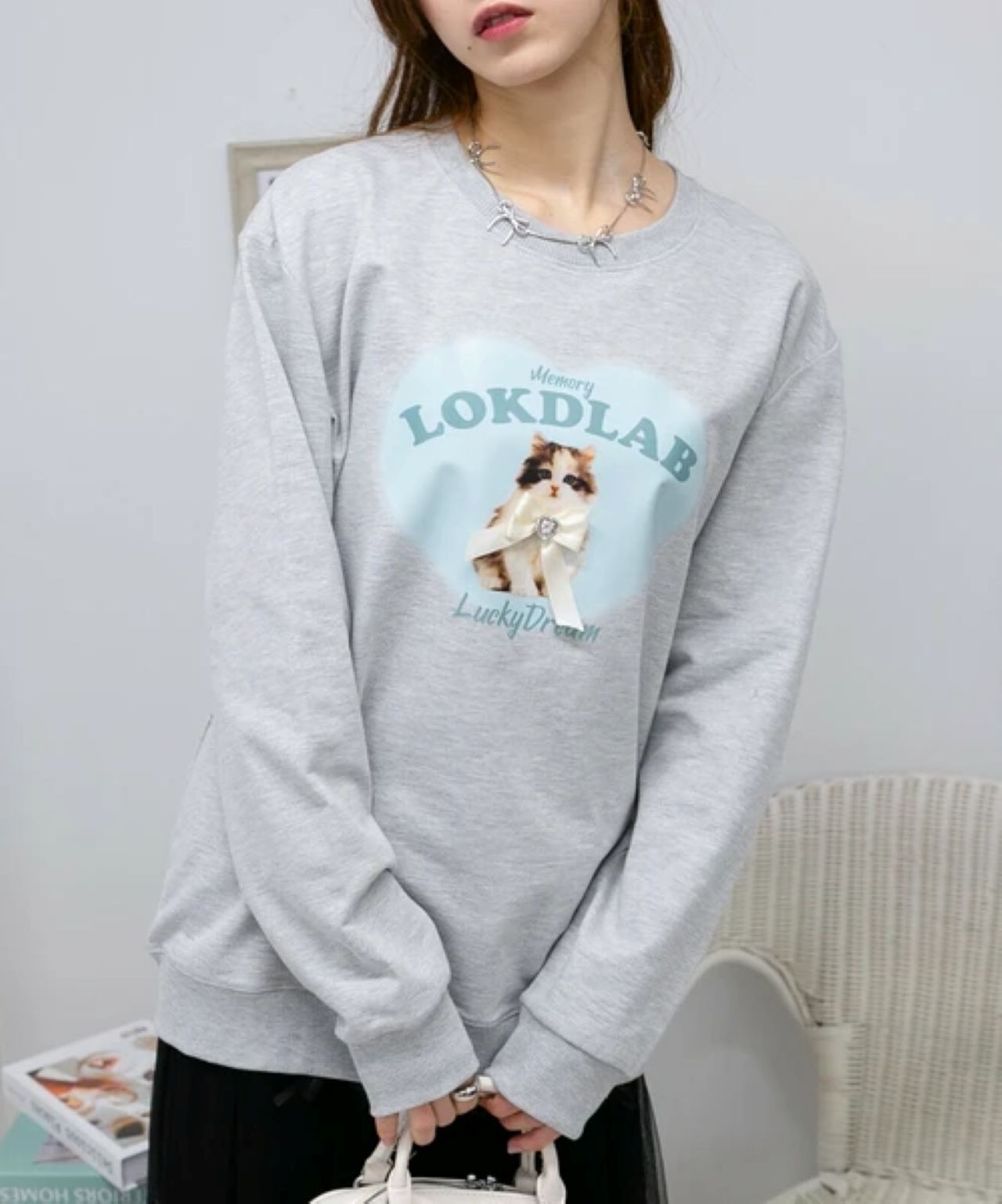 【2025年新作】ビジュー&リボン付き 猫プリント トレーナー グレー