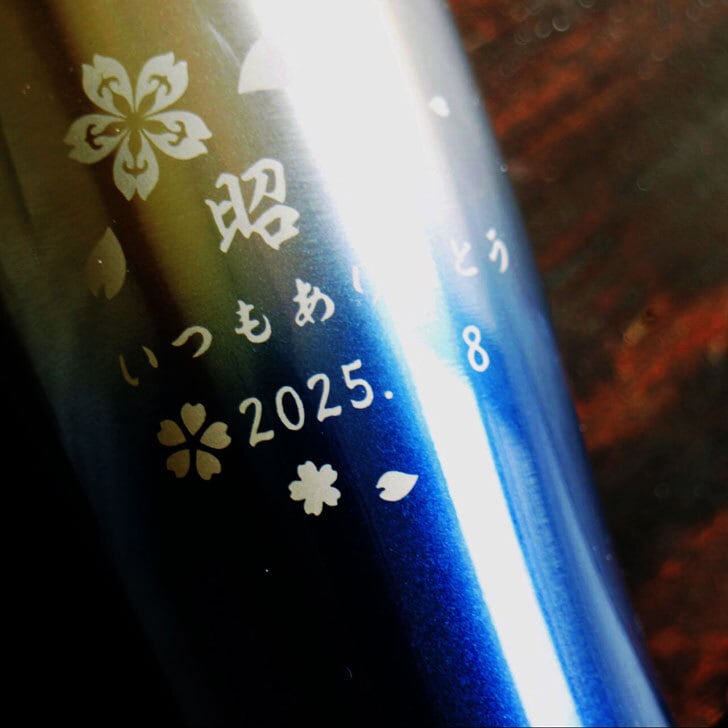 名入れ 真空ステンレス タンブラー ペアセット 430ml 日本語 桜模様 グラデーション ブルー & レッド ホワイトBOX仕様 名入れギフト 送料無料 誕生日 プレゼント 還暦祝い 喜寿祝い 古希祝い 米寿祝い 退職祝い 名入れ プレゼント 記念日 父の日 母の日 父の日ギフト 母の日ギフト お中元 お歳暮 クリスマス 結婚記念日 金婚式 銀婚式 敬老の日 バレンタインデー 感謝 ありがとう