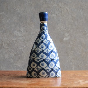 手描きの模様が美しい、陶器のボトル 1