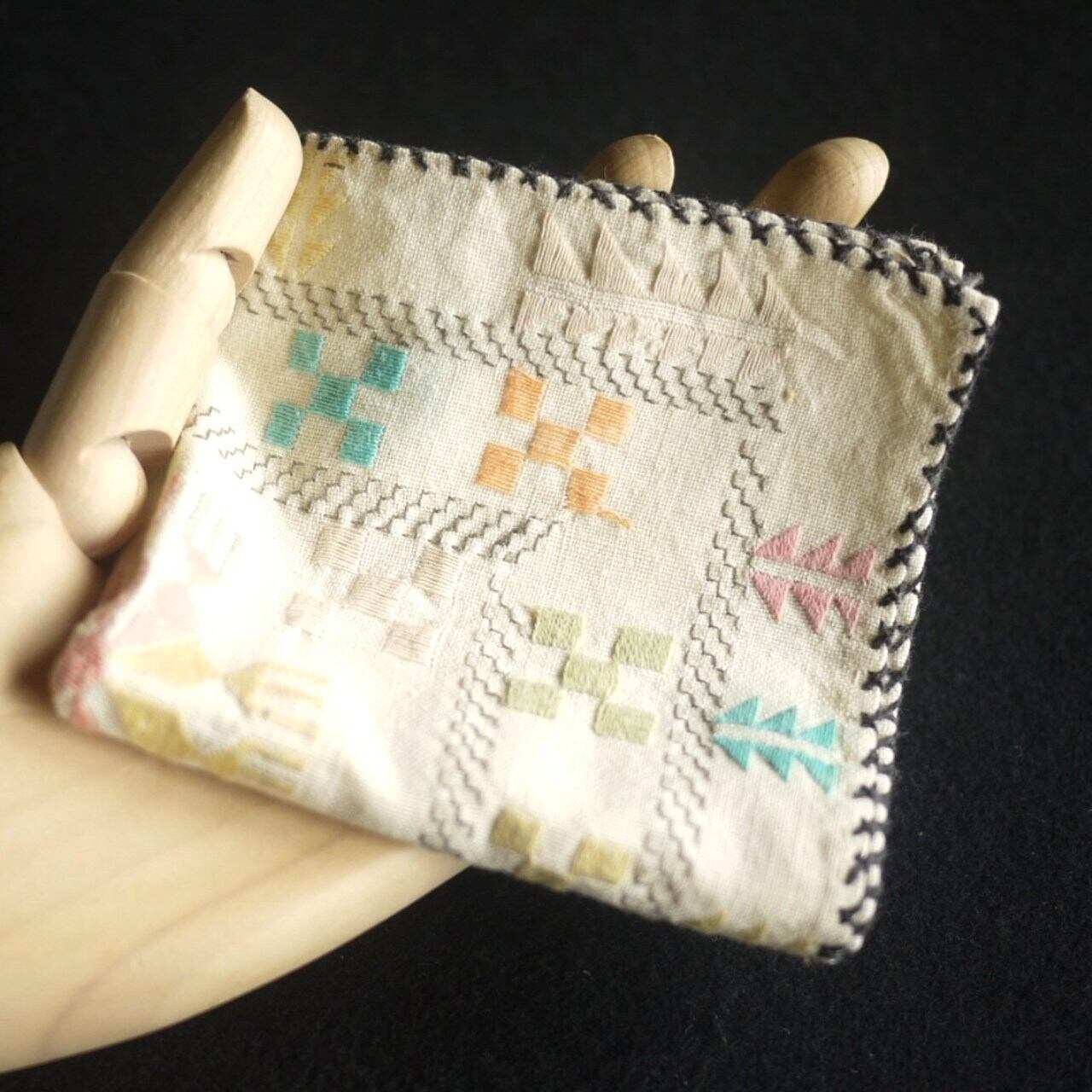 旧ユーゴスラビア 古い刺繍ハンカチ 幾何学模様