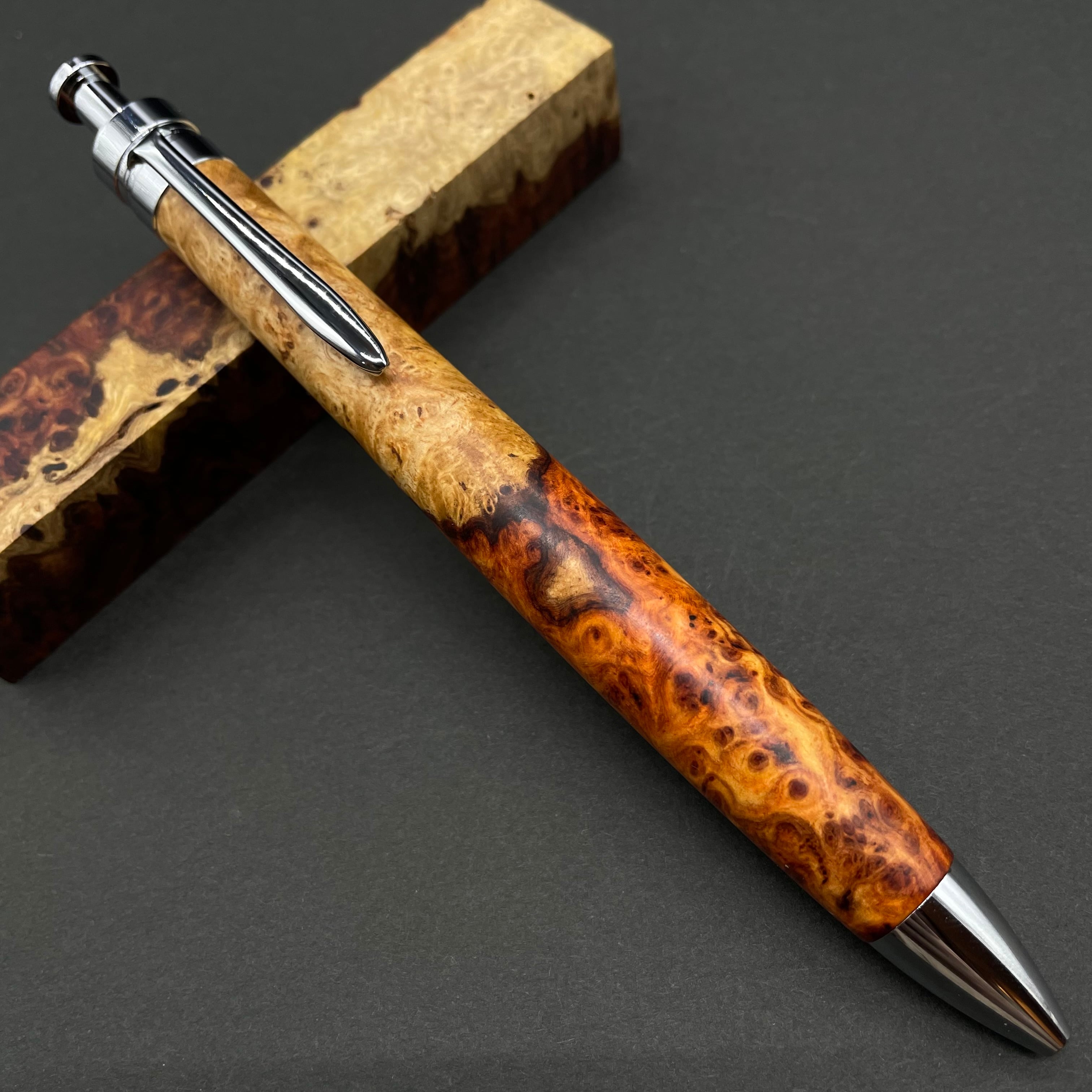 【紅白本花梨瘤　ボールペン】　木軸　木工　手作り　三神ボール金具仕様 美しい紅白本花梨瘤】三神ボール1000金具 木軸 手作り 木のボールペン