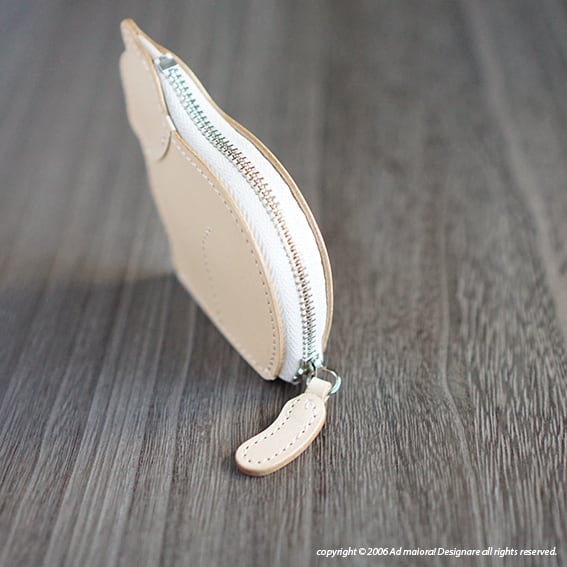 お座りする子猫のコインケース・ナチュラル