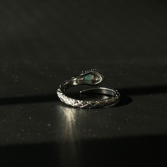 エチオピアオパール スネークリング｜ヘビ｜蛇｜遊色あり｜真鍮製 フリーサイズ｜天然石 指輪