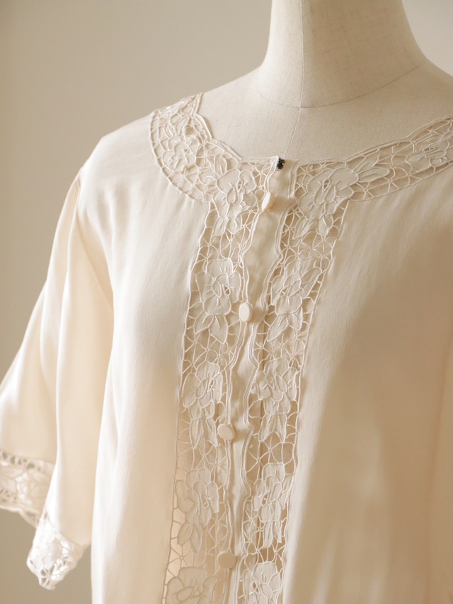 ●silk 100% lace embroidery blouse