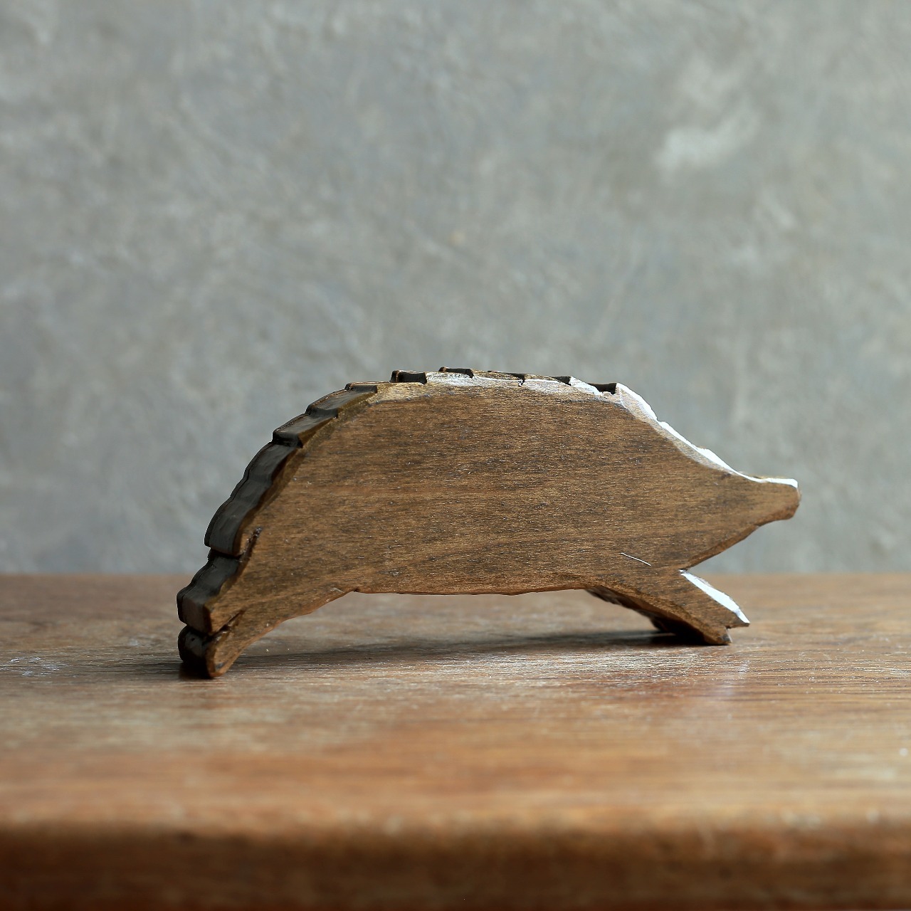 一生懸命駆ける、味わいあるイノシシの小物入れ