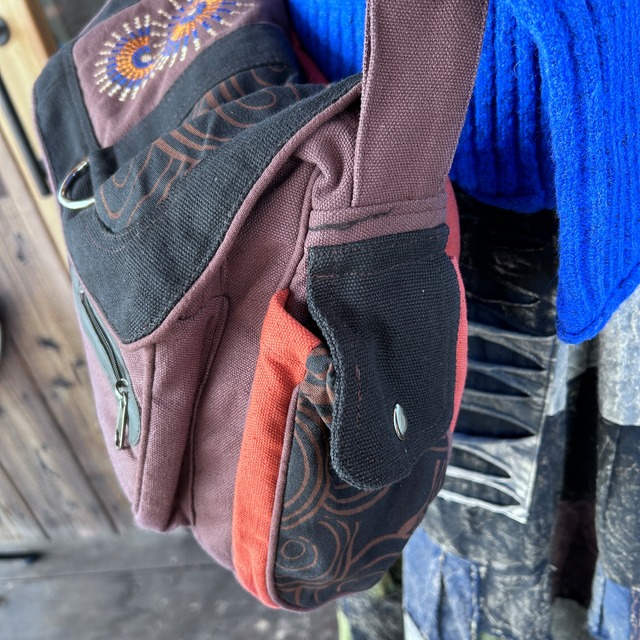 ネパール刺繍収納たっぷりショルダー