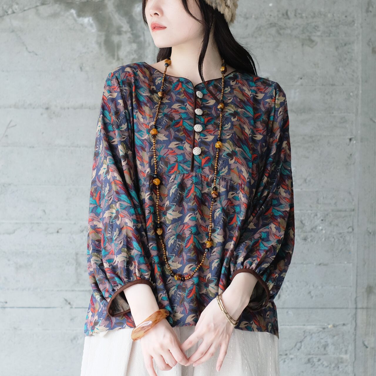 【新色】魅せる一枚!くるみボタンのフレアブラウス(25w-01)ネイビーブルー