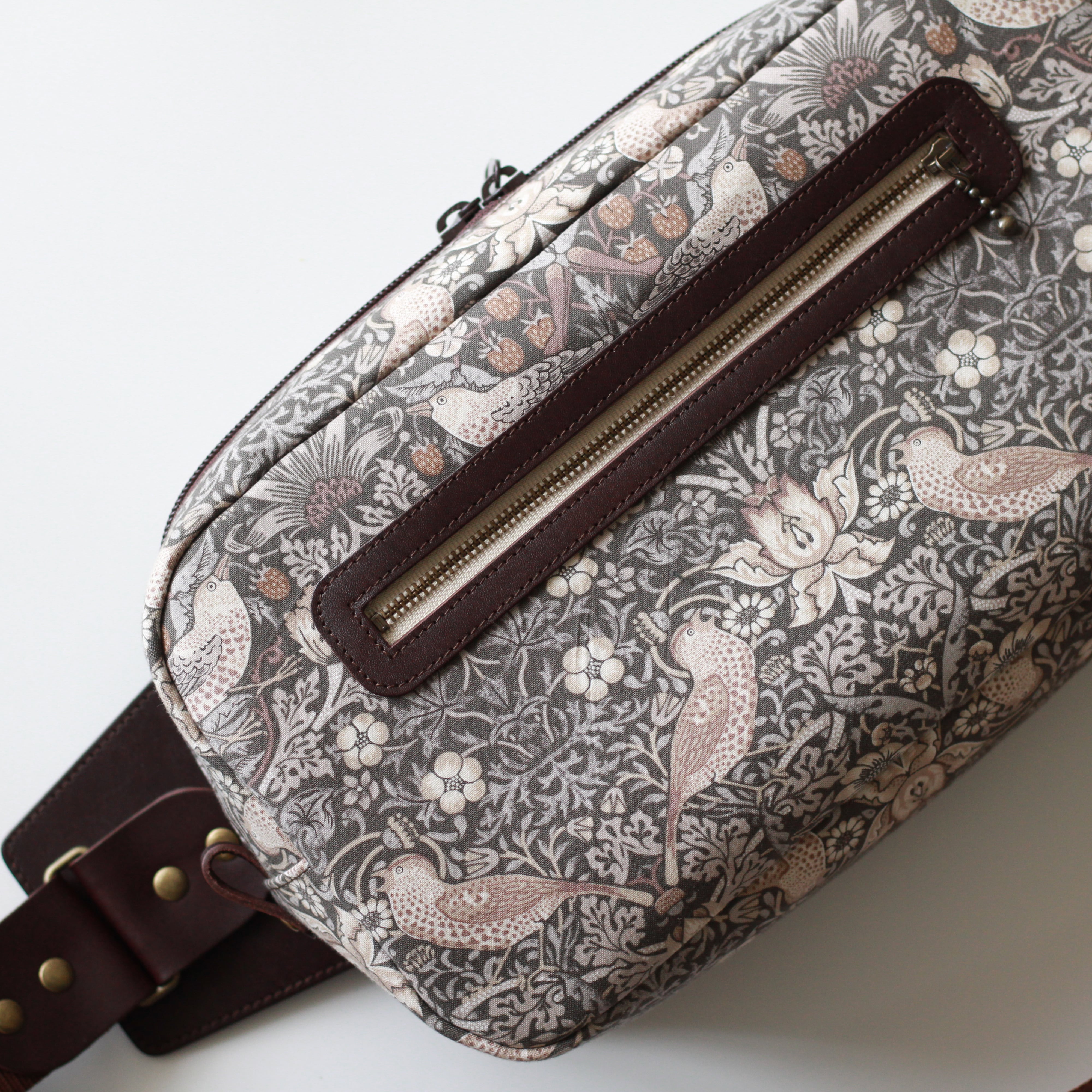 本革ボディバッグ strawberry thief