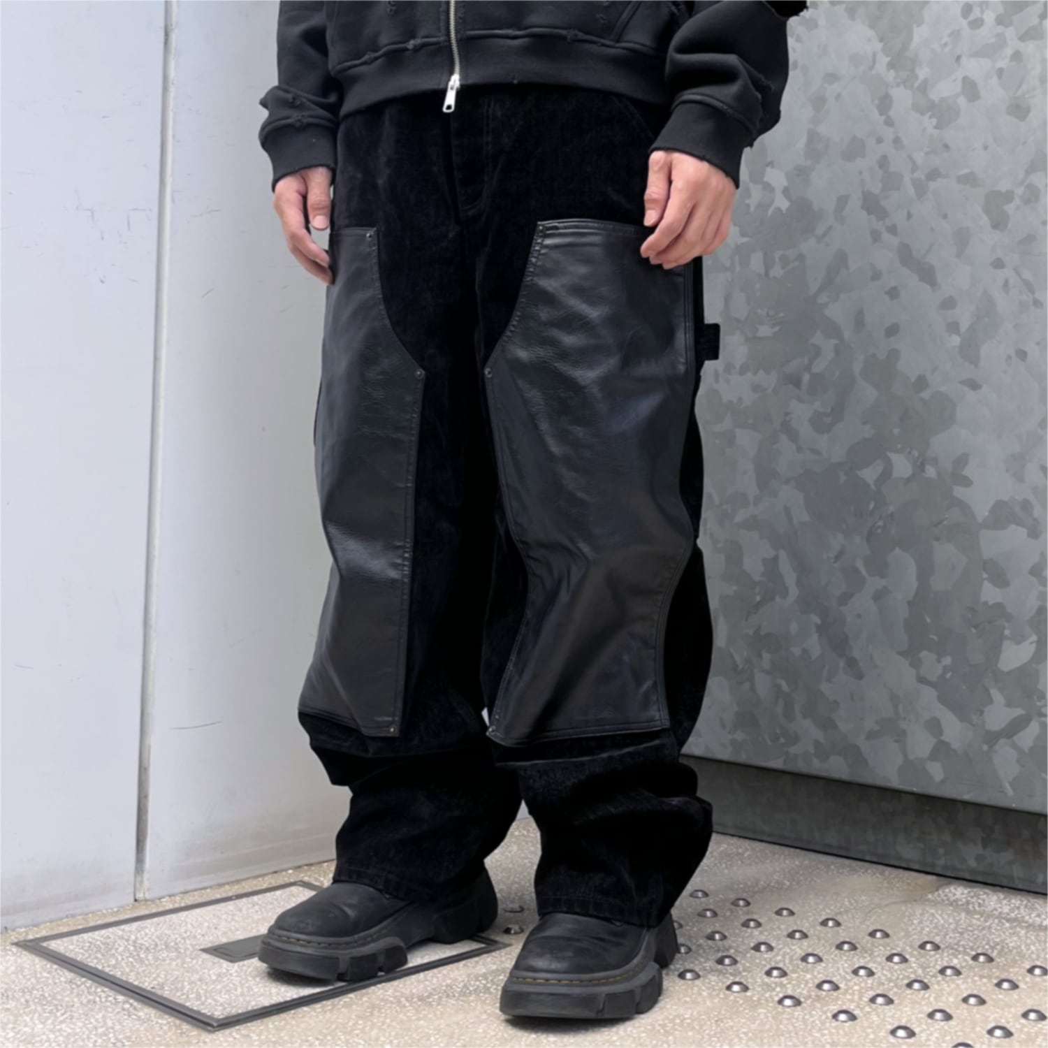 EMOSTANCECLUB / VELVET LEATHER PANEL BAGGY CARPENTER JEANS | HOLICK