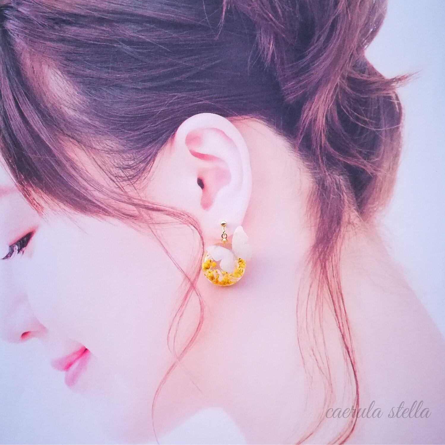 暗闇で光る 【 夜光蝶 と 花 の アシンメトリー イエロー ピアス