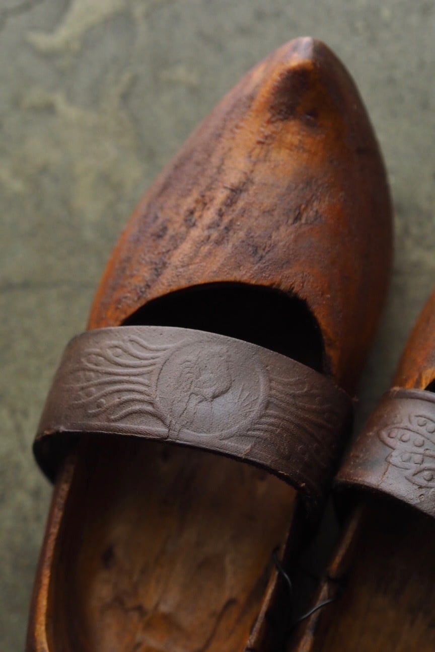 ストラップ木靴-antique pair wood shoes | PAY ID