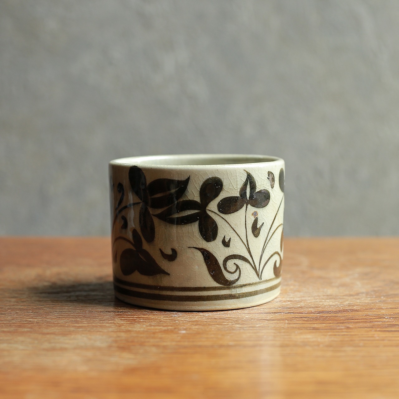 模様が美しい、セラドン焼きのカップ