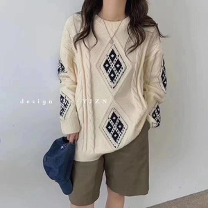 ケーブル編みニット