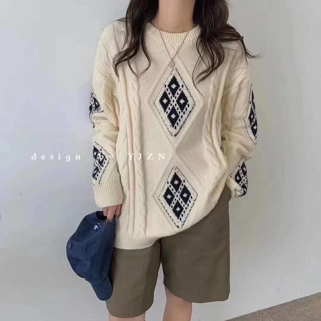 ケーブル編みニット