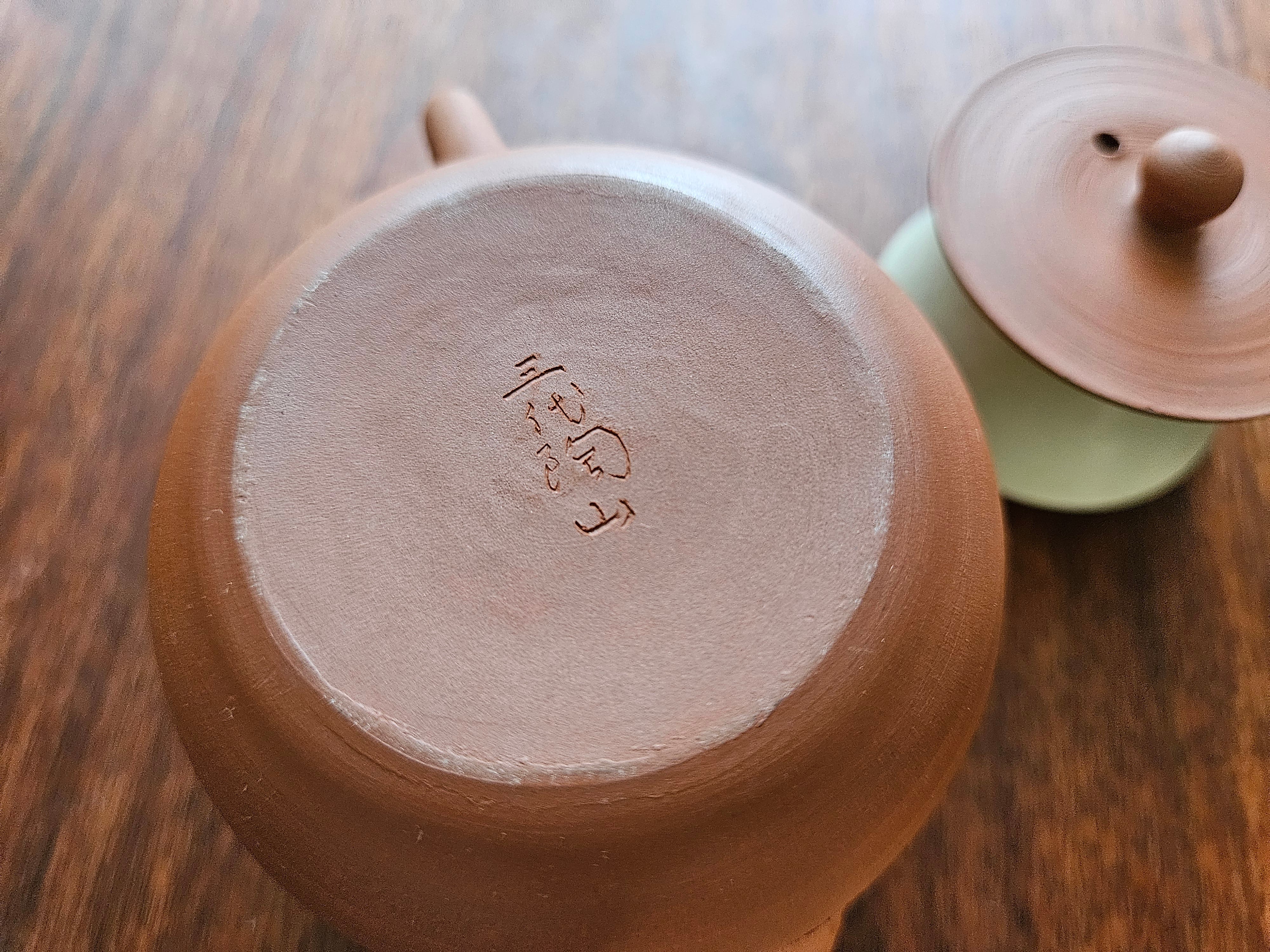 常滑焼　三代山田陶山作　紫砂　朱泥　漢詩梅文　急須　箱蓋無し　V　R7121 常滑焼急須】朱泥後手急須 三代山田陶山作 | お茶の店 ニルマーネル