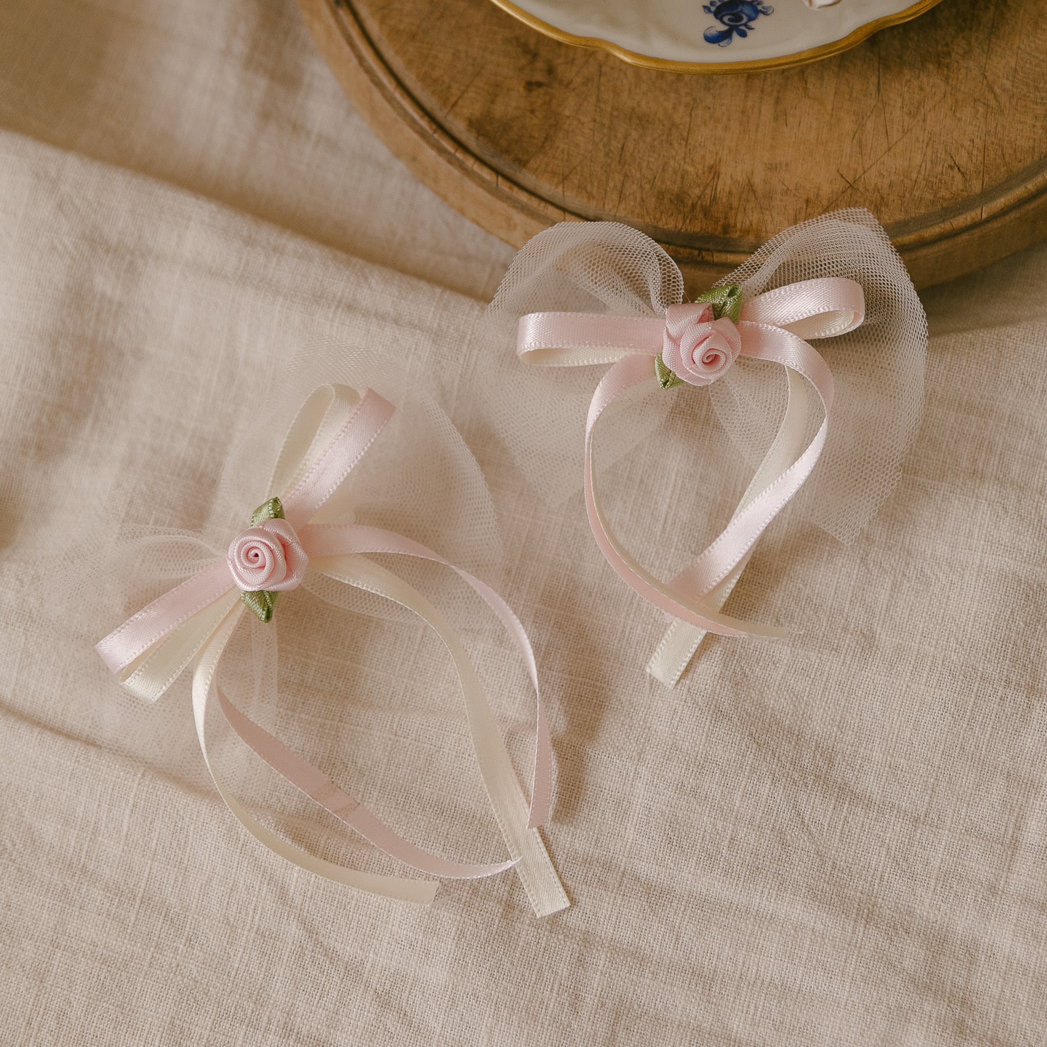 予約【kiki＆nini】Rose Twin Ribbon Hair Pin (2 Colors) ※単品購入不可
