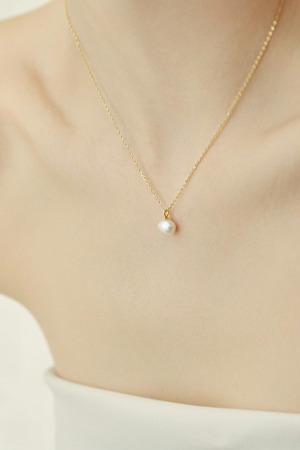 petit pearl necklace