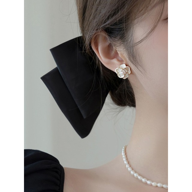 フラワーモチーフスパール付き 立体花型スタッドピアス00135