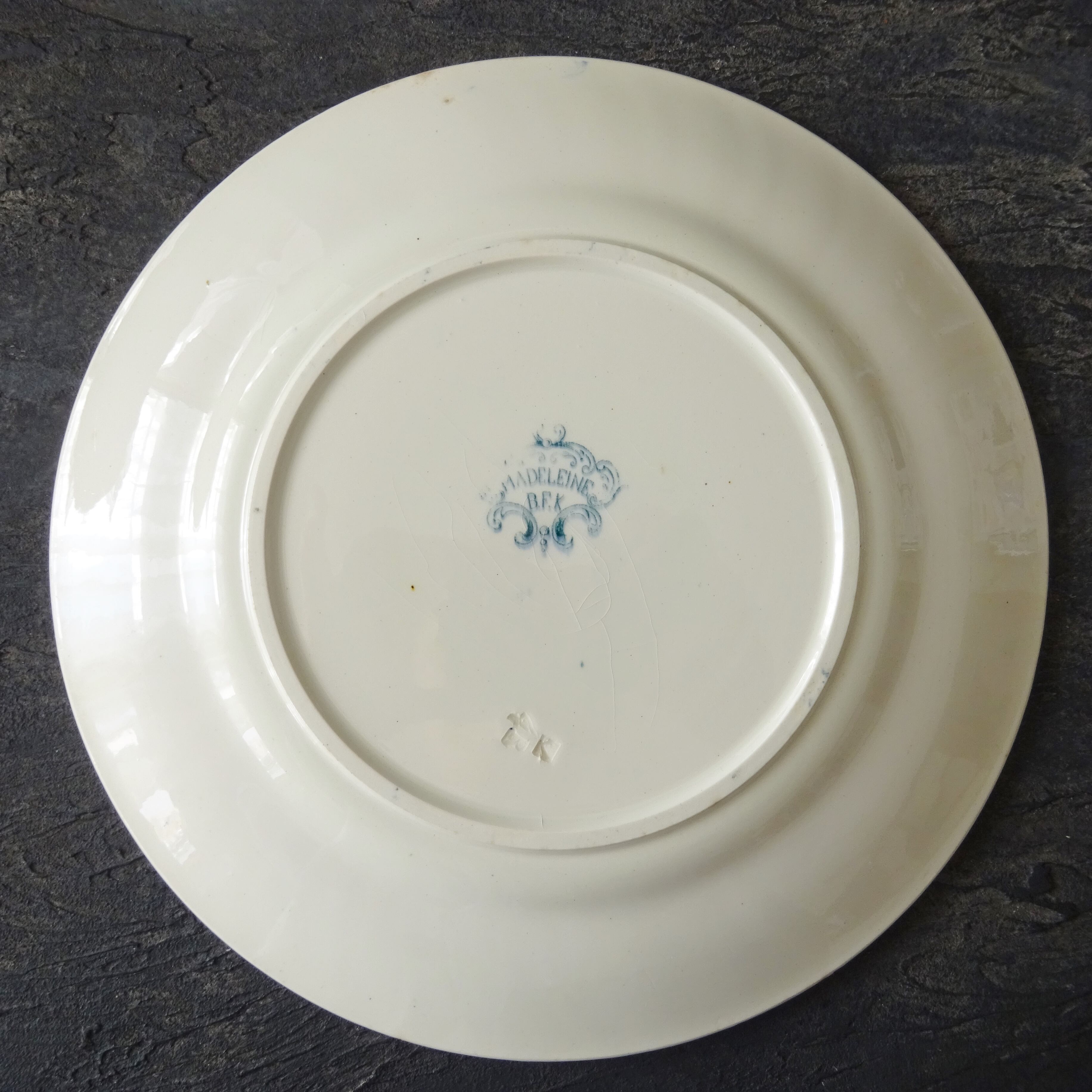 BFK Boch Frères Keramis  modèle《MADELAINE》assiette plate (B)