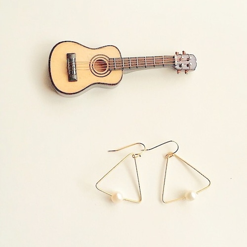 ギター弦のビッグトライアングルピアス  G-001 Guitar strings big triangle pierces with pearls (GLD)