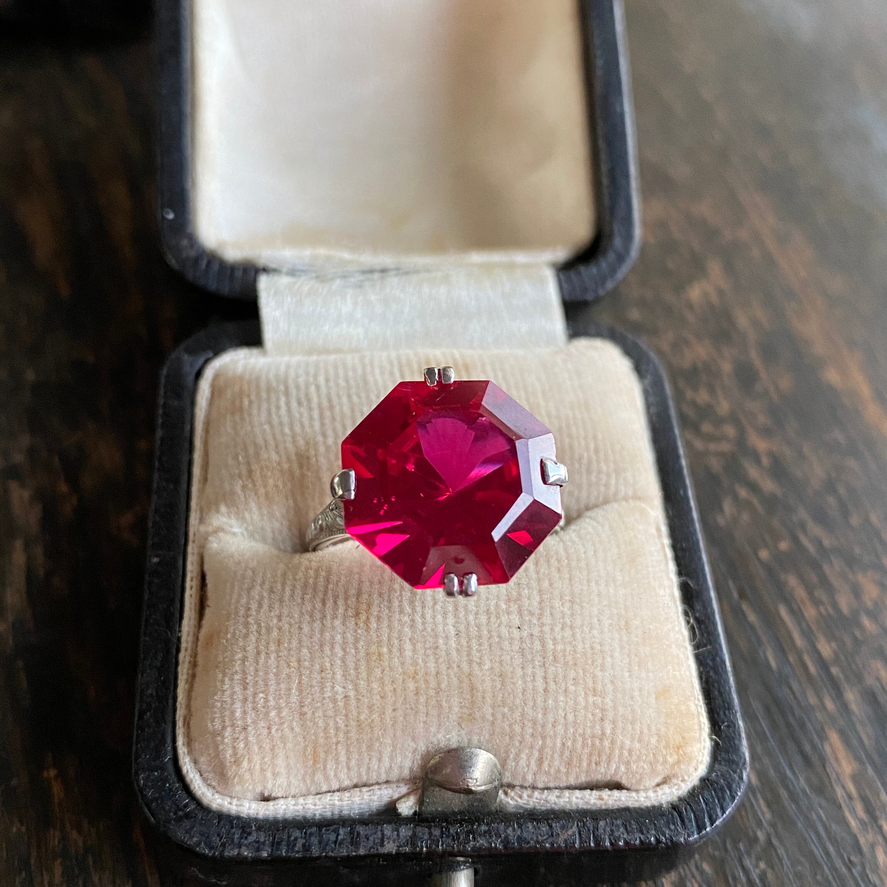 ヴィンテージ　合成ルビー八角カット和彫りのリング