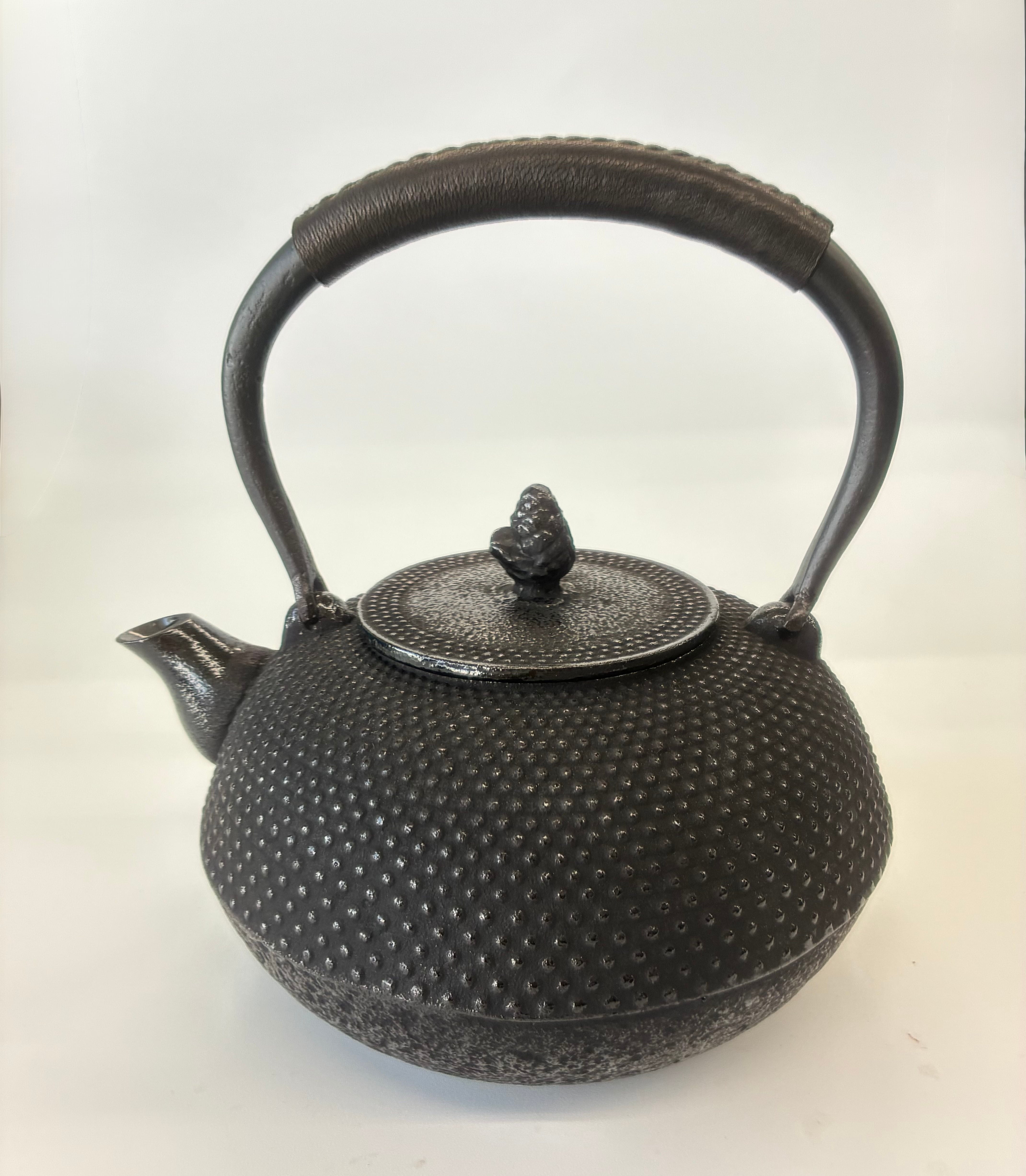 鉄瓶　丸アラレ　1.3L. 黒革持ち手付き