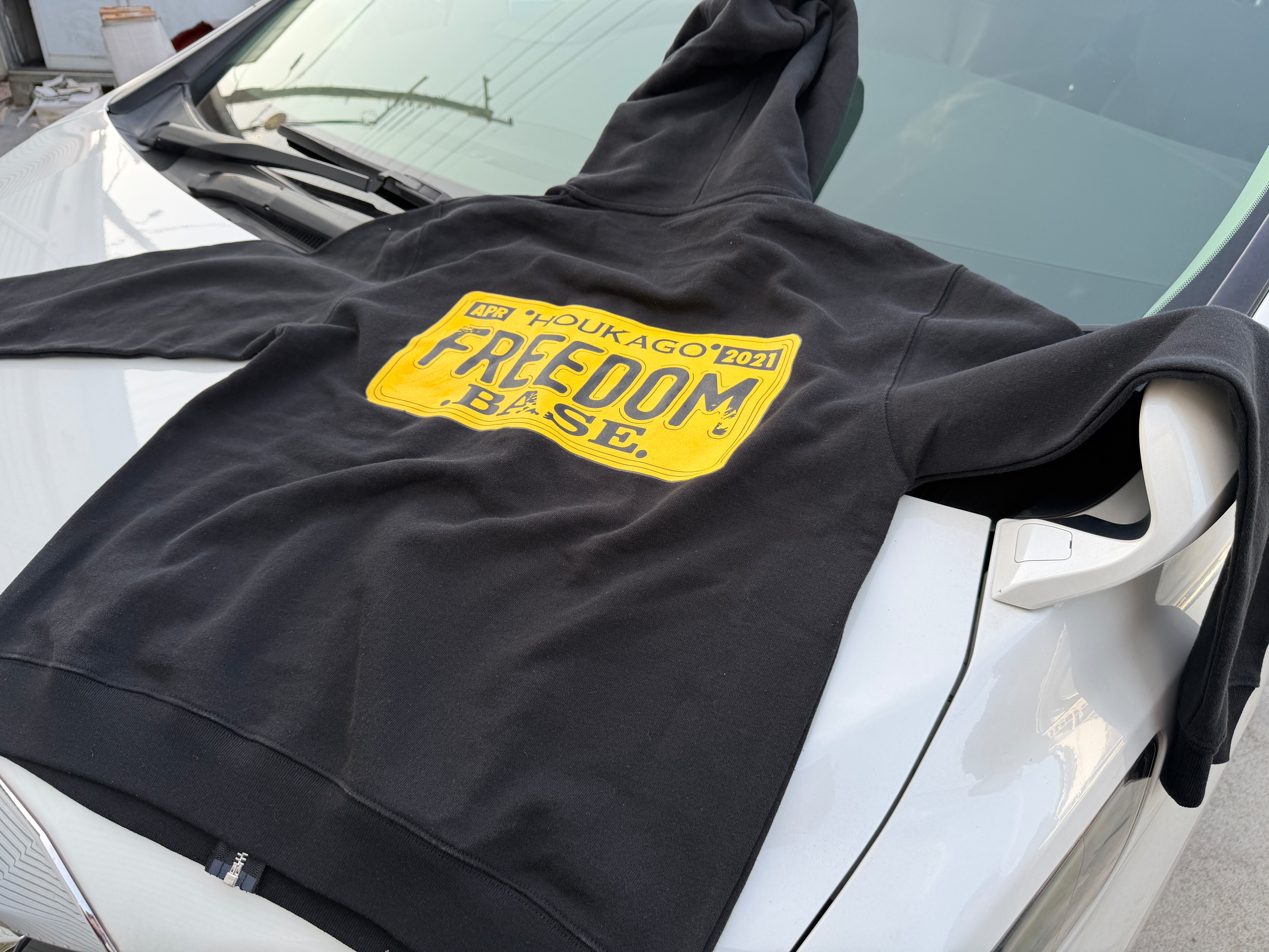 ナンバー「FREEDOM BASE」背面 ジップパーカー #ブラック | freedom