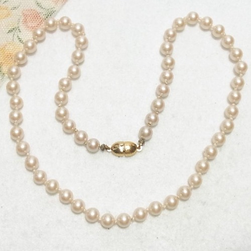 MONET  ベージュ色のパール風ビーズのネックレス　コスチュームジュエリーのセール通販 10342N