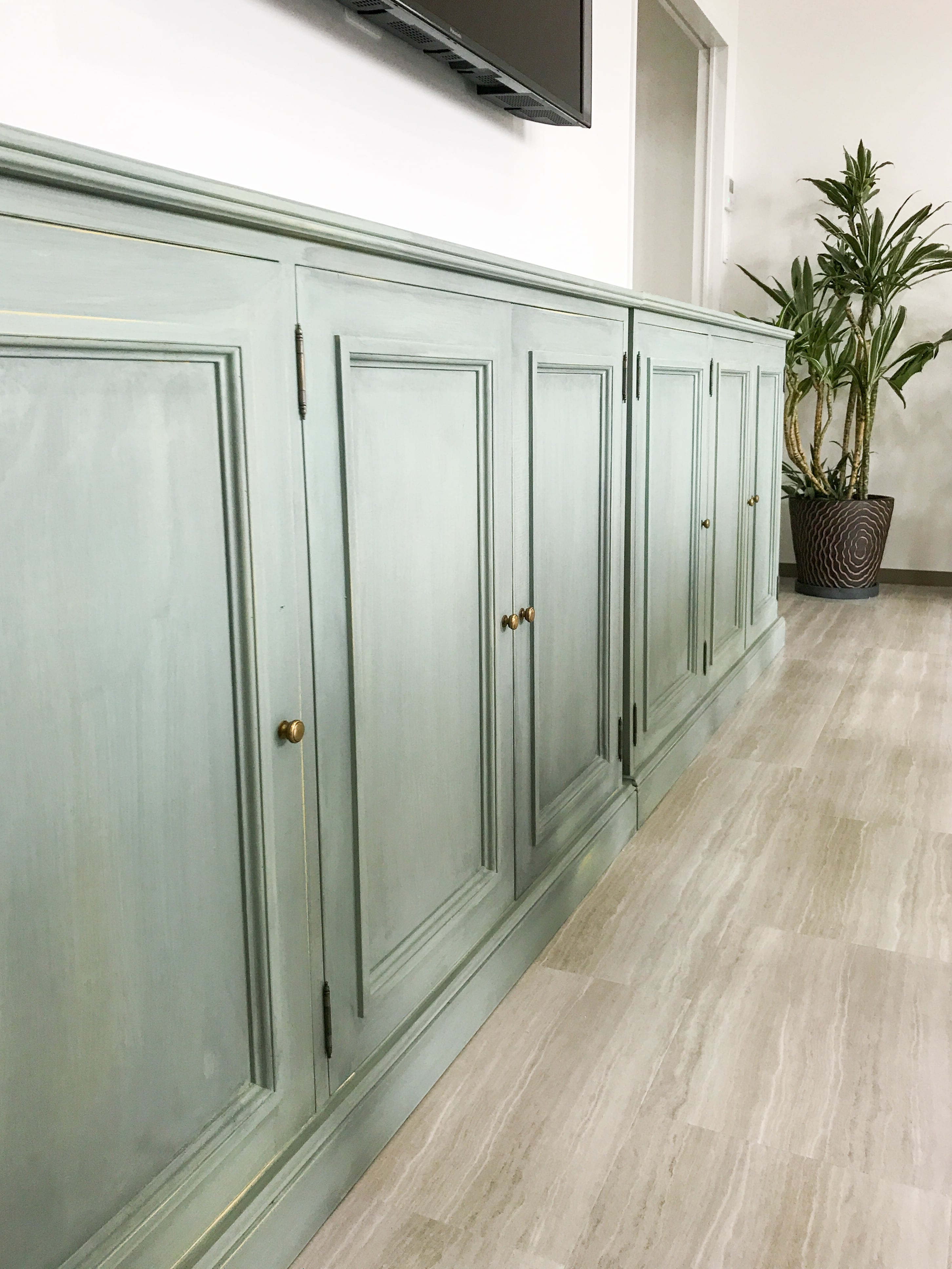 フランスアンティーク調6drキャビネット (エイジンググリーン・店舗什器)W3000 ネイルサロン向け収納キャビネット