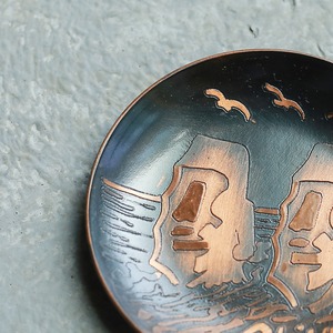 モアイが描かれた、チリの銅のプレート