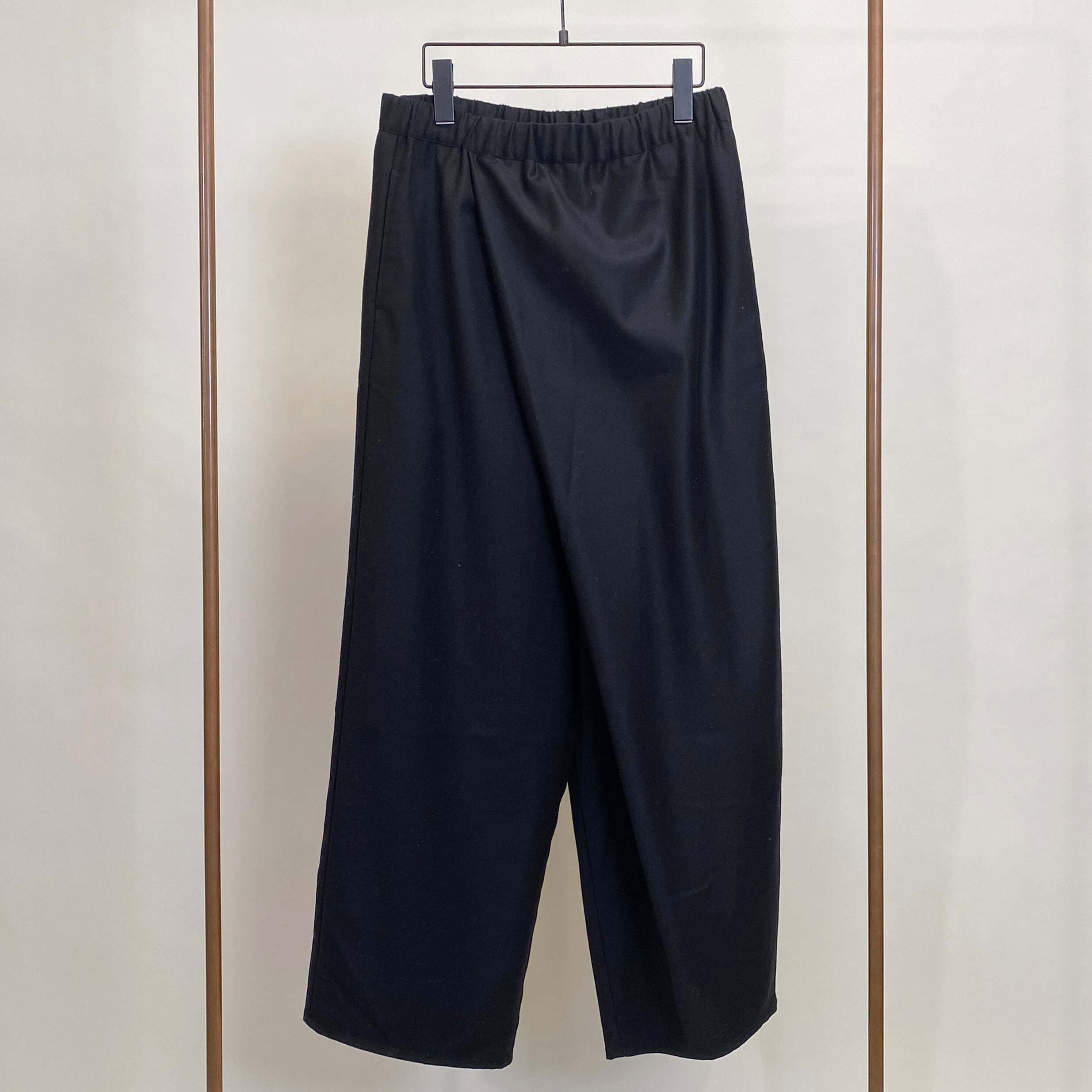 新品保管品レオナールシワにならないカンカン素材ダークネイビーパンツ伸縮性大9万 新品保管品レオナールシワにならないカンカン素材ダークネイビーパンツ