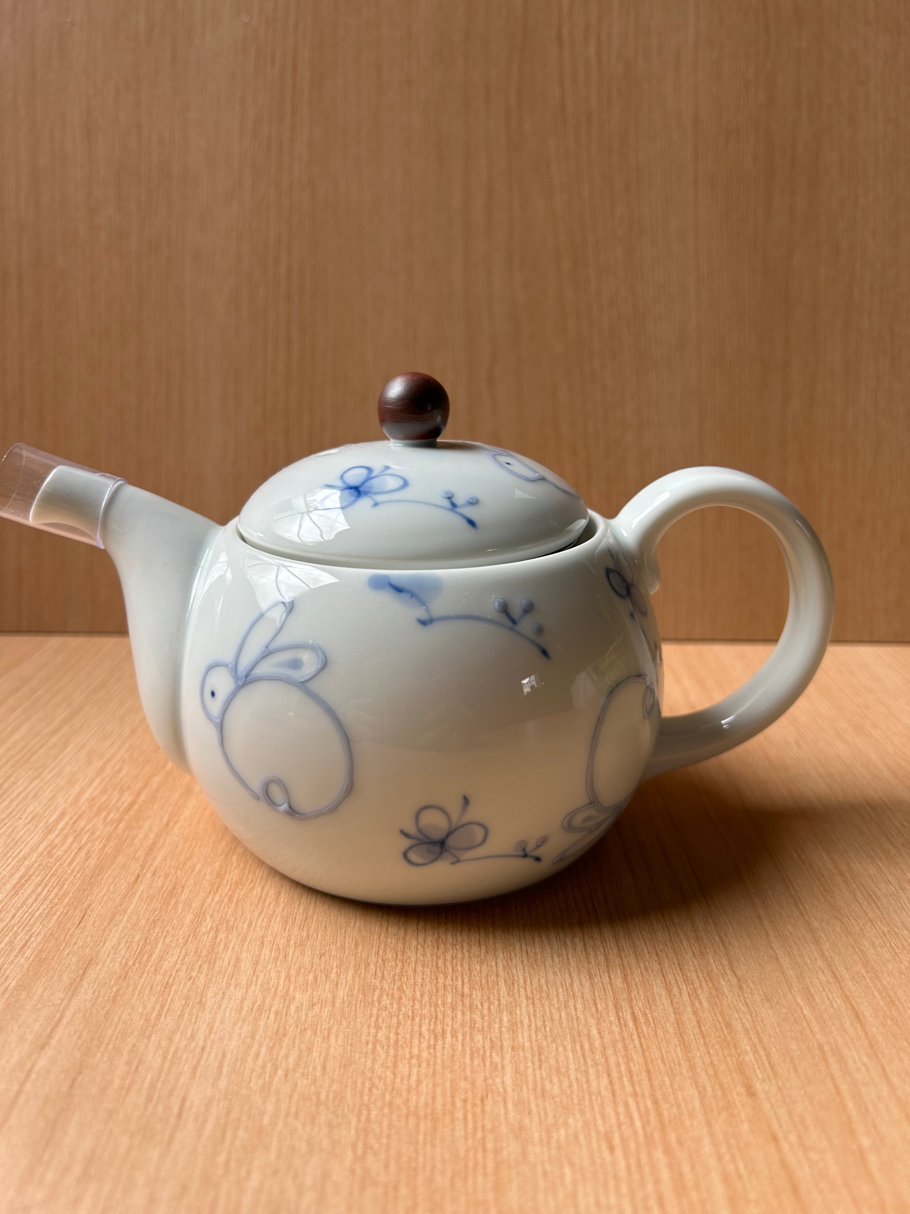 花うさぎ ポット(青) | 有田焼 緒方陶園オンラインショップ