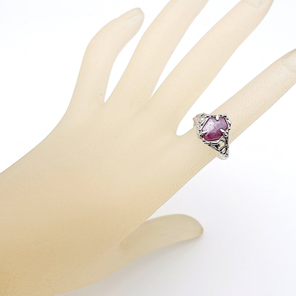 ルビーのデザインリング 11号 ～落ち着いた大人の輝き～ 天然石