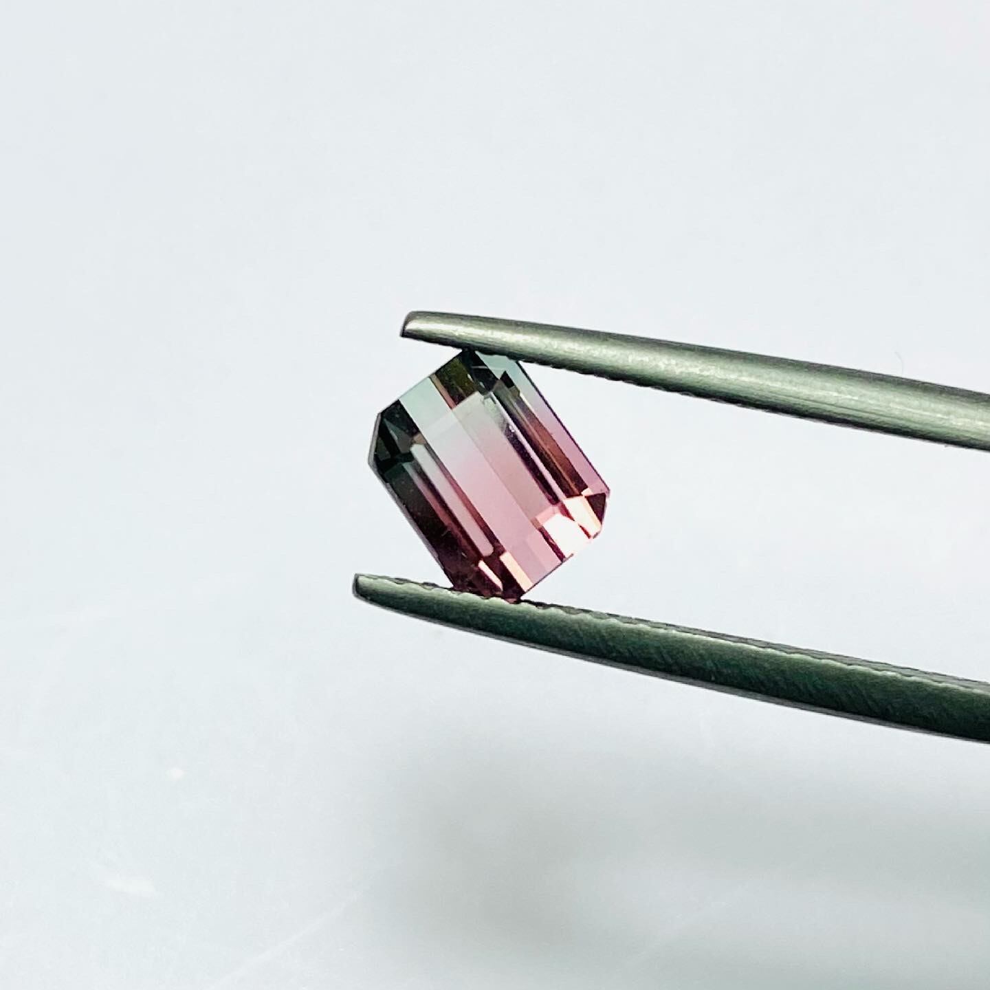 ピンクブルーのかわいいバイカラートルマリン