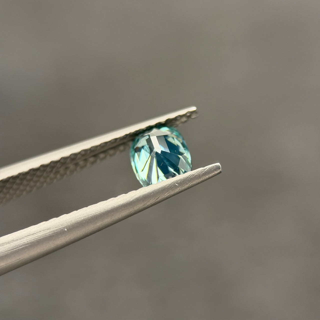カラーチェンジジルコン 6.1x4.6mm, 0.95ct, ミャンマー産