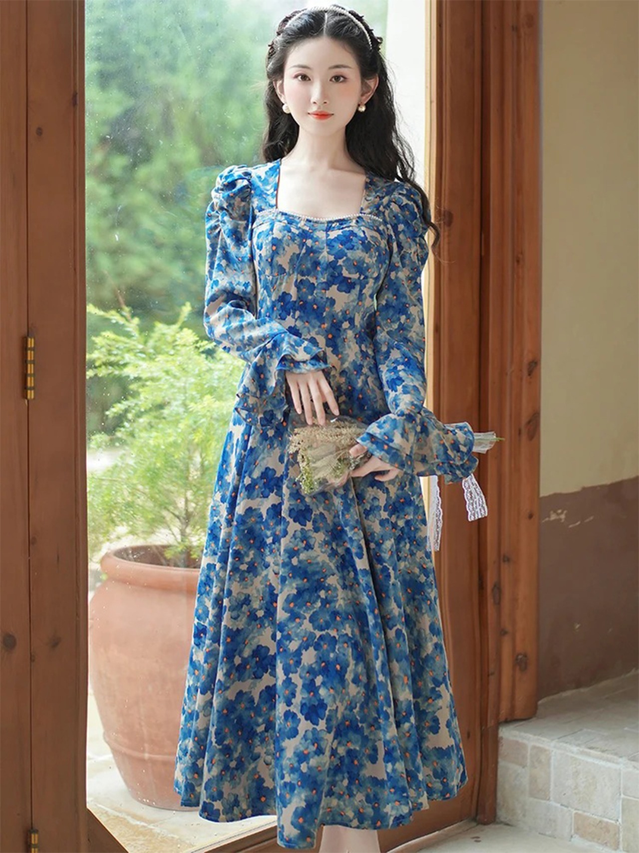 【0253】Blue Flower Square Neck Long Sleeve Dress