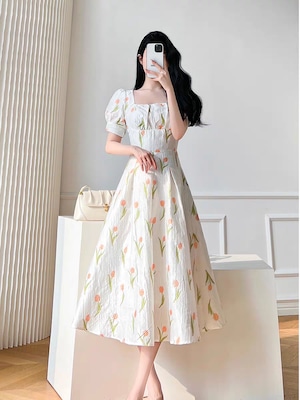 チューリップ柄 シルエット 白ワンピース