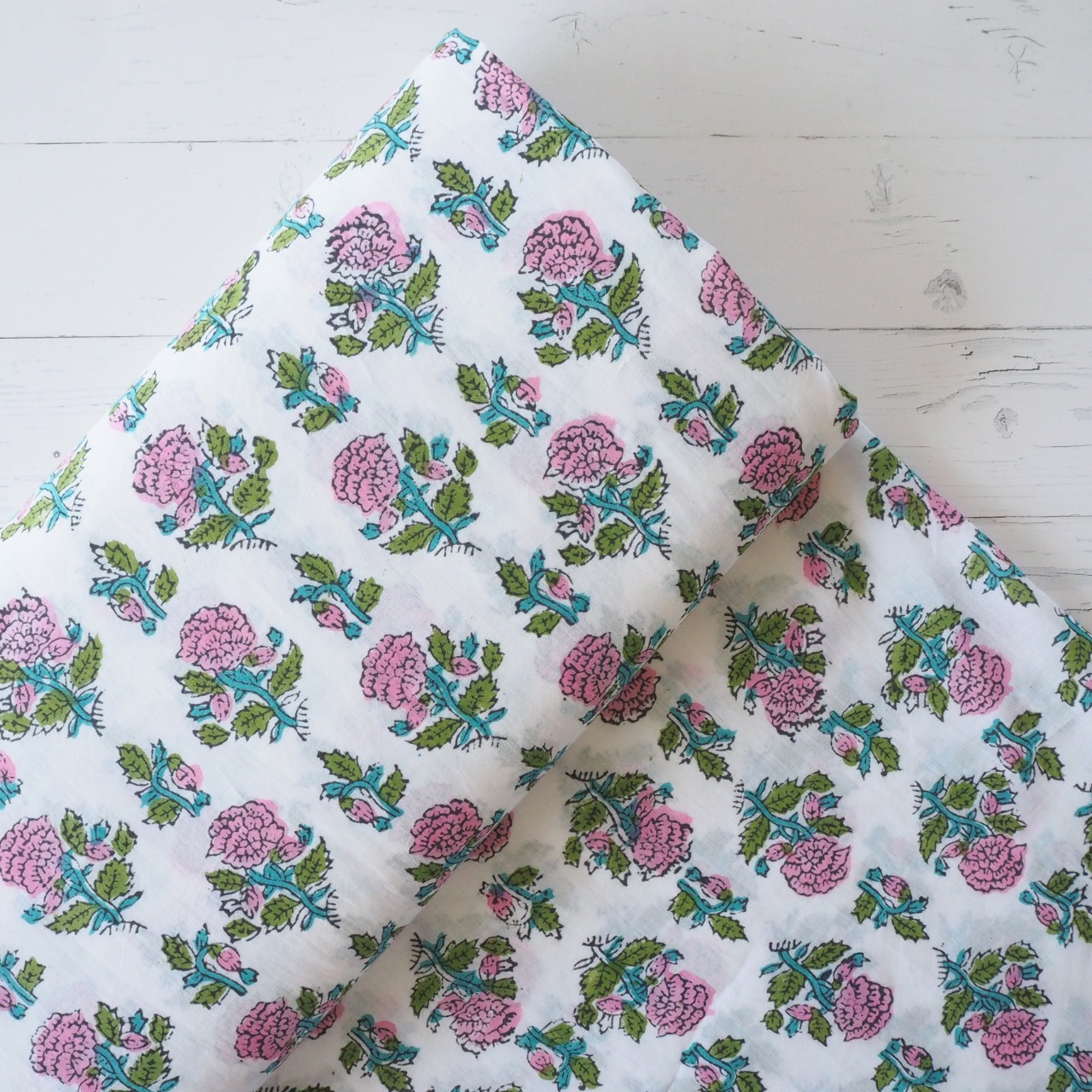 ブロックプリント生地【50cm単位】インド綿  miniローズ柄 白×ピンク #21110-WT1