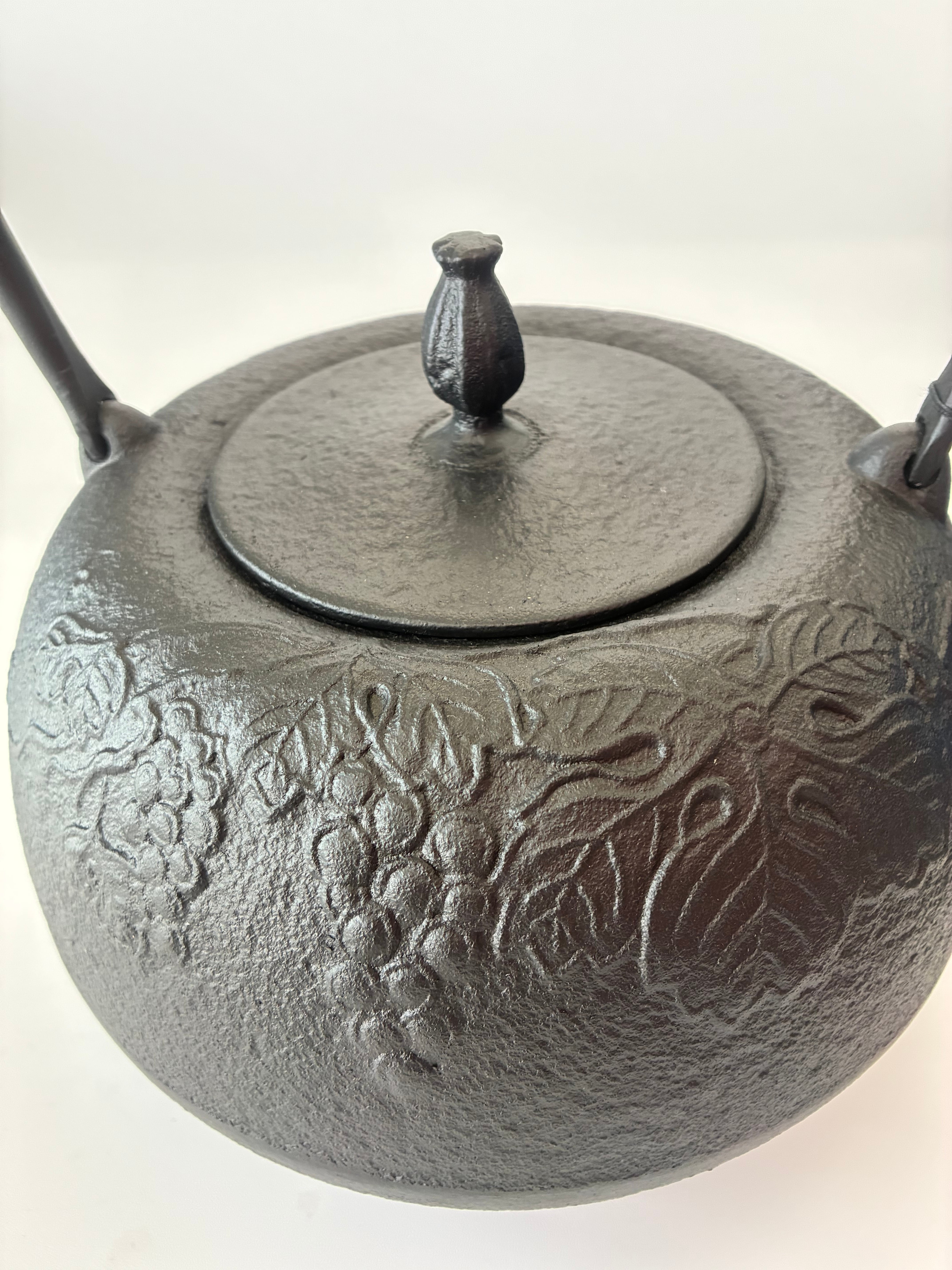 鉄瓶 姥口ぶどう 1.8L 黒 | 田舎暮らし屋｜南部鉄器通販.com