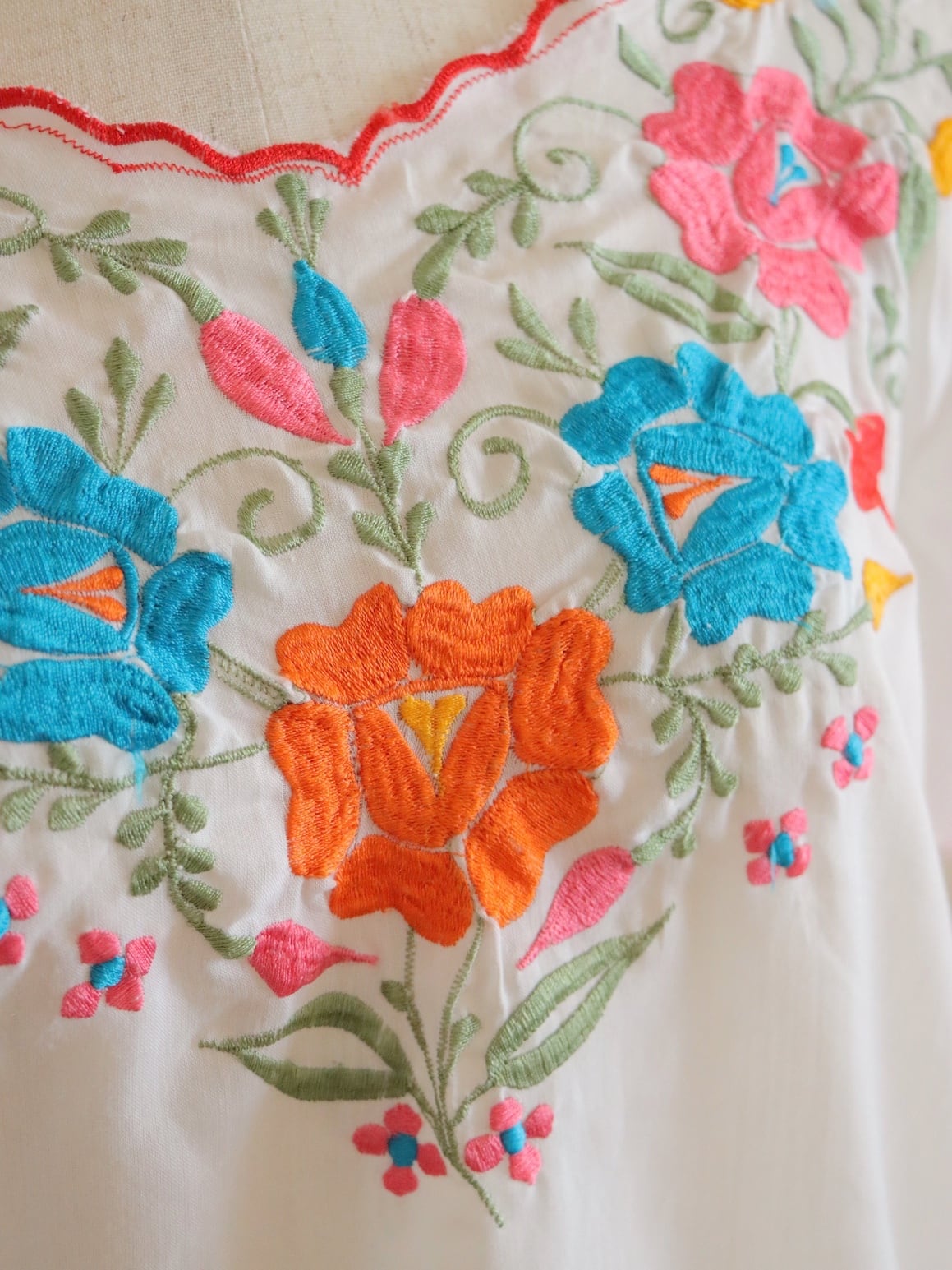●flower & scalloped embroidery design cotton blouse